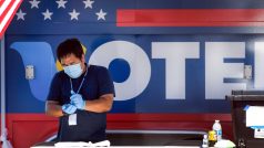 Muž si dezinfikuje ruce během doplňovacích voleb do Sněmovny reprezentantů USA v Kalifornii