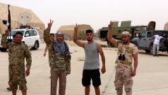 Příslušníci sil vlády národní jednoty (GNA) premiéra Sarrádže oslavují, že dostali pod kontrolu letiště v Tripolisu.
