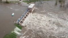 Po několikadenních silných deštích se v americkém státě Michigan protrhly dvě přehrady - Edenville Dam a Sanford Dam (na snímku).