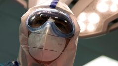 Doktor Islam Muradov se před nakažením koronavirem na operačním sále chrání ochrannými pomůckami