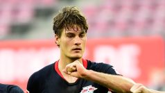 Patrik Schick (uprostřed) slaví se spoluhráči gól v síti Kolína nad Rýnem