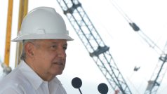 Mexický prezident Andrés Manuel López Obrador na prohlídce stavby rafinerie