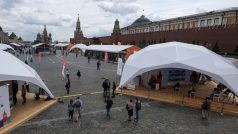 Navzdory pandemii covidu-19 se tento víkend v Moskvě koná první velká veřejná akce. Na Rudém náměstí začal tradiční knižní festival