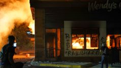 Během nepokojů v Atlantě zapálili protestující restauraci rychlého občerstvení