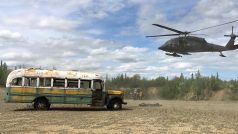 Helikoptéra aljašské národní gardy krouží nad autobusem, který se proslavil knihou a filmem Útěk do divočiny