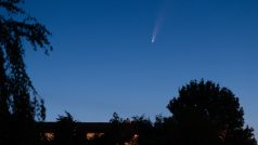Padající kometa kometu C/2020 F3 (Neowise) zachycená ve Francii