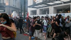 Policie rozháněla protesty v Athénách slzným plynem