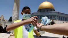 Pracovník mešity v Jeruzalémě nabízí dezinfekci jednomu z tamních věřících.