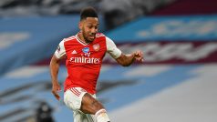 Pierre-Emerick Aubameyang (v červeném) rozhodl semifinále dvěma góly