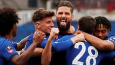 Olivier Giroud (uprostřed) slaví gól do sítě Manchesteru United během semifinále FA Cupu.