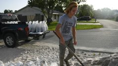 Lidé v oblasti Martin County chrání své domy před zaplavením při hurikánu Isaias.