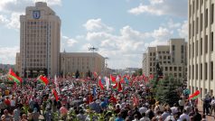 Na akci na Lukašenkovu podporu se na námětí Nezávislosti v Minsku sešly podle agentury AFP i TASS tisíce lidí
