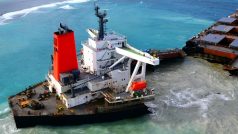 Japonská nákladní loď, která koncem července havarovala poblíž ostrova Mauricius v Indickém oceánu a kvůli uniklému palivu způsobila nejhorší ekologickou katastrofu v dějinách ostrovního státu, se rozlomila na dvě poloviny.