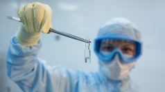 Ruskou vakcínou proti koronaviru by se nechalo očkovat jen polovina obyvatel