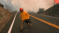 Kameraman zpravodajské televize NBC v hořící oblasti kalifornského Lake County