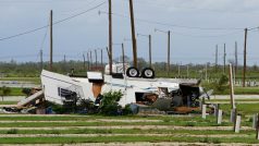 Převrácené přívěsy jsou vidět v poli poté, co hurikán Laura prošel státem v Louisiana.