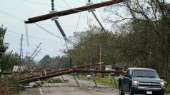 Stržené elektrické vedení na silnici 90 poté, co hurikán Laura prošel Iowou v Louisianě.