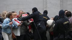 Maskované pohotovostní jednotky běloruské policie úterý v centru Minsku pozatýkaly desítky lidí protestujících proti režimu prezidenta Alexandra Lukašenka
