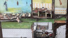 Poškozené místnosti budovy poté, co se část třípodlažní obytné budovy zhroutila na okraji Bombaje.