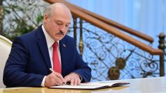Alexandr Lukašenko ve středu nečekaně složil přísahu a již pošesté za sebou nastoupil do funkce běloruského prezidenta