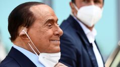 Silvio Berlusconi po opuštění nemocnice v Miláně.