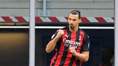 Zlatan Ibrahimović slaví gól v milánském derby