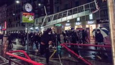 Násilné střety policie s demonstranty hlásil i Milán, kde lidé házeli lahve a pyrotechniku na sídlo regionální lombardské vlády.