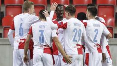 Hráči Slavie mají radost, francouzskému soupeři z Nice vstřelili další gól