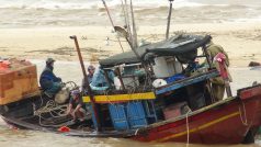 Rybářská bárka ve Vietnamu zničená tajfunem Vamco.