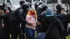 Běloruská policie během nedělních protestů v zemi zatkla nejméně 146 lidí.