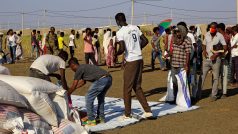 Humanitární organizace napínají síly k pomoci v Súdánu