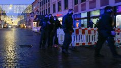 Německá policie hlídá pěší zónu, kam v úterý odpoledne najel muž do lidí.