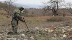 Hledání min v oblasti Náhorního Karabachu.