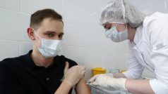 V Moskvě v sobotu začalo očkování rizikových skupin proti novému koronaviru vakcínou Sputnik V