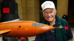 Chuck Yeager na snímku z roku 2003 s modelem letounu Bell X-1, se kterým dosáhl rychlosti 1127 kilometrů v hodině a jako první člověk na světě tak  překročil zvukovou bariéru ve vodorovném a zejména plně řízeném letu