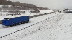 Na 82. kilometru dálnice D8 mezi Ústím nad Labem a Německem už uvízly kamiony.