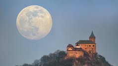 Měsíc v superúplňku vycházející za hradem Kunětická hora na Pardubicku