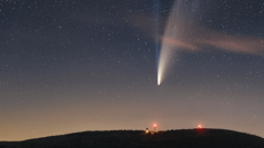Podruhé v krátké době vybral NASA jako astronomickou fotografii snímek komety Neowise, který pořídil český fotograf a přímo z Česka. Ve čtvrtek NASA zveřejnila fotografii Petra Horálka Dlouhé ohony komety Neowise, který zachycuje oblohu nad Suchým vrchem u Králík na Orlickoústecku