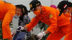 Indonéští záchranáři našli v moři pravděpodobně kusy trupu zříceného letadla