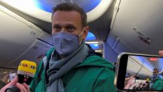 Alexej Navalnyj na palubě letadla při návratu do Moskvy.