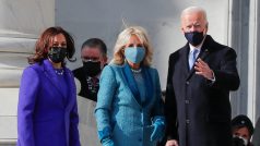 Joe Biden s manželkou Jill (uprostřed) a viceprezidentkou Kamalou Harrisovou