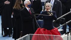 Americkou hymnu na inauguraci zazpívala Lady Gaga