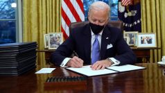 Prezident USA Joe Biden v Oválné pracovně při podpisu exekutivních příkazů