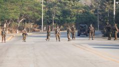 Barmští vojáci hlídkují u kongresového komplexu v Neipyijtu