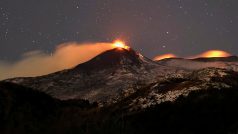 Etna začala v úterý opět chrlit vysoké proudy lávy
