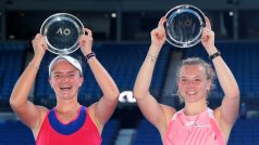 Barbora Krejčíková a Kateřina Siniaková s trofejemi za finále na Australian Open