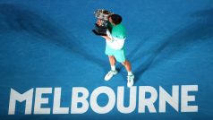 Novak Djoković s trofejí pro vítěze Australian Open.