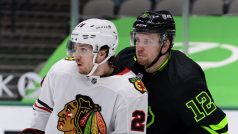 Pius Suter (vpravo) ze Chicago Blackhawks a Radek Faksa z Dallas Stars během utkání