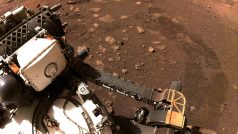 Robotický průzkumník Perseverance při jízdě po povrchu Marsu