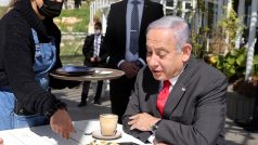 Izraelský premiér Benjamin Netanjahu vyrazil při příležitosti rozvolnění opatření do kavárny.